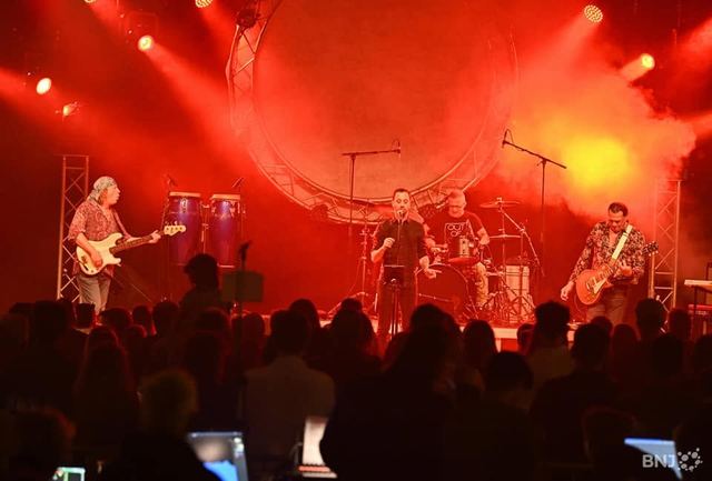 Le groupe sur scène, éclairage rouge et fumée
