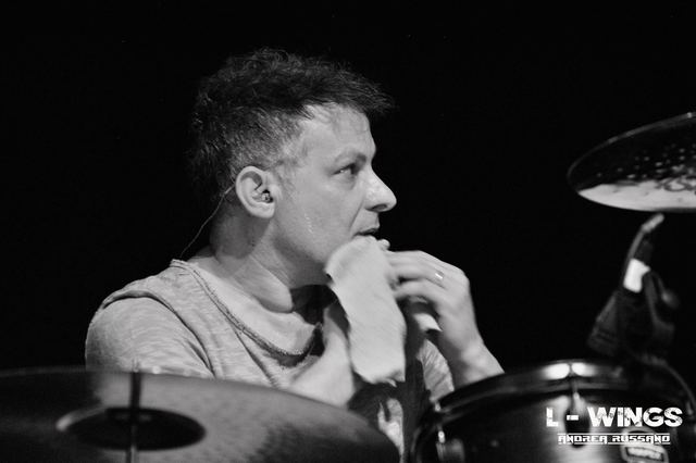Le batteur derrière sa batterie, photo en noir et blanc