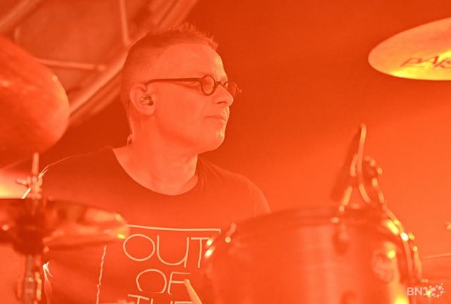 Le batteur sous un éclairage orange