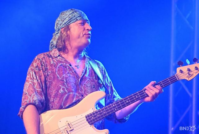 Le bassiste en concert, lumière bleue
